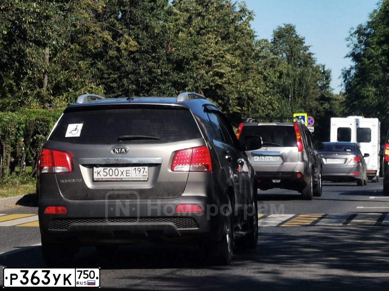 Фото автомобиля NISSAN X-TRAIL, 2007 — госномер Х542РТ799. Цвет: СЕРЫЙ