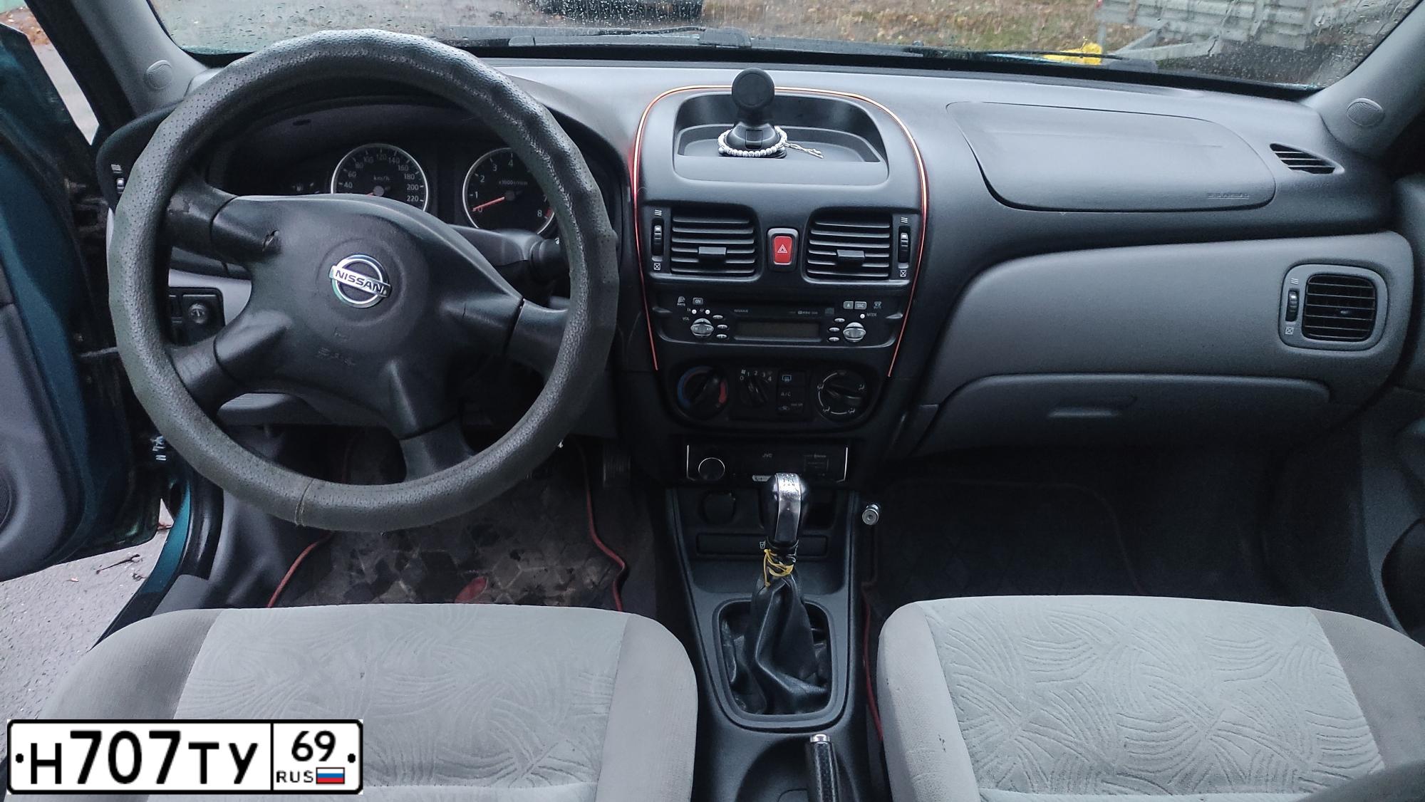 Фото автомобиля NISSAN ALMERA, 2003 — госномер Р943ТМ40. Цвет: голубой