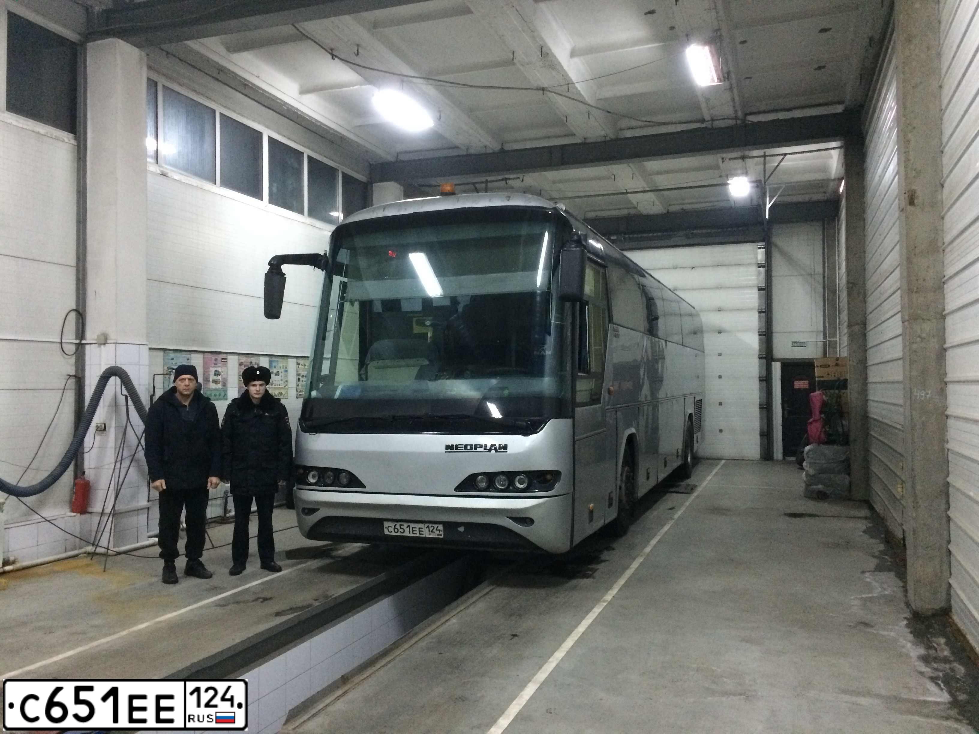 Фото автомобиля NORTHNEOPLAN BFC-SERIE, 2011 — госномер С651ЕЕ124. Цвет: СЕРЕБРИСТЫЙ
