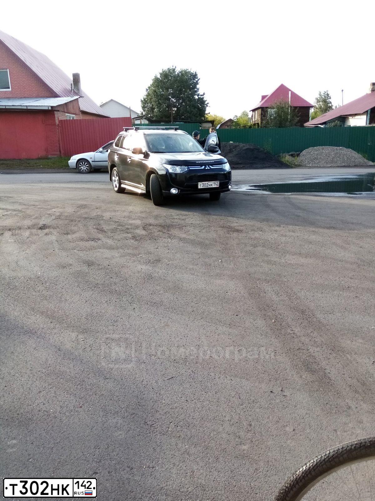 Фото автомобиля MITSUBISHI OUTLANDER, 2012 — госномер Т302НК142. Цвет: ЧЕРНЫЙ