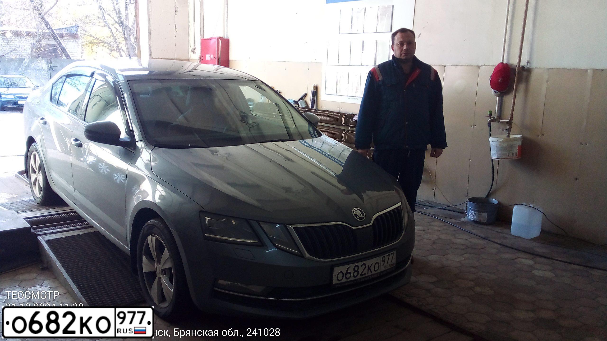 Фото автомобиля SKODA OCTAVIA, 2020 — госномер Е949СХ799. Цвет: СЕРЫЙ