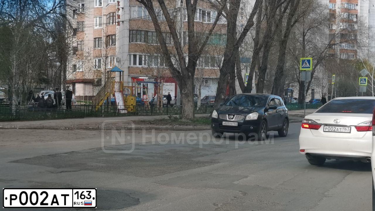 Фото автомобиля TOYOTA CAMRY, 2016 — госномер Р002АТ163. Цвет: БЕЛЫЙ ПЕРЛАМУТР