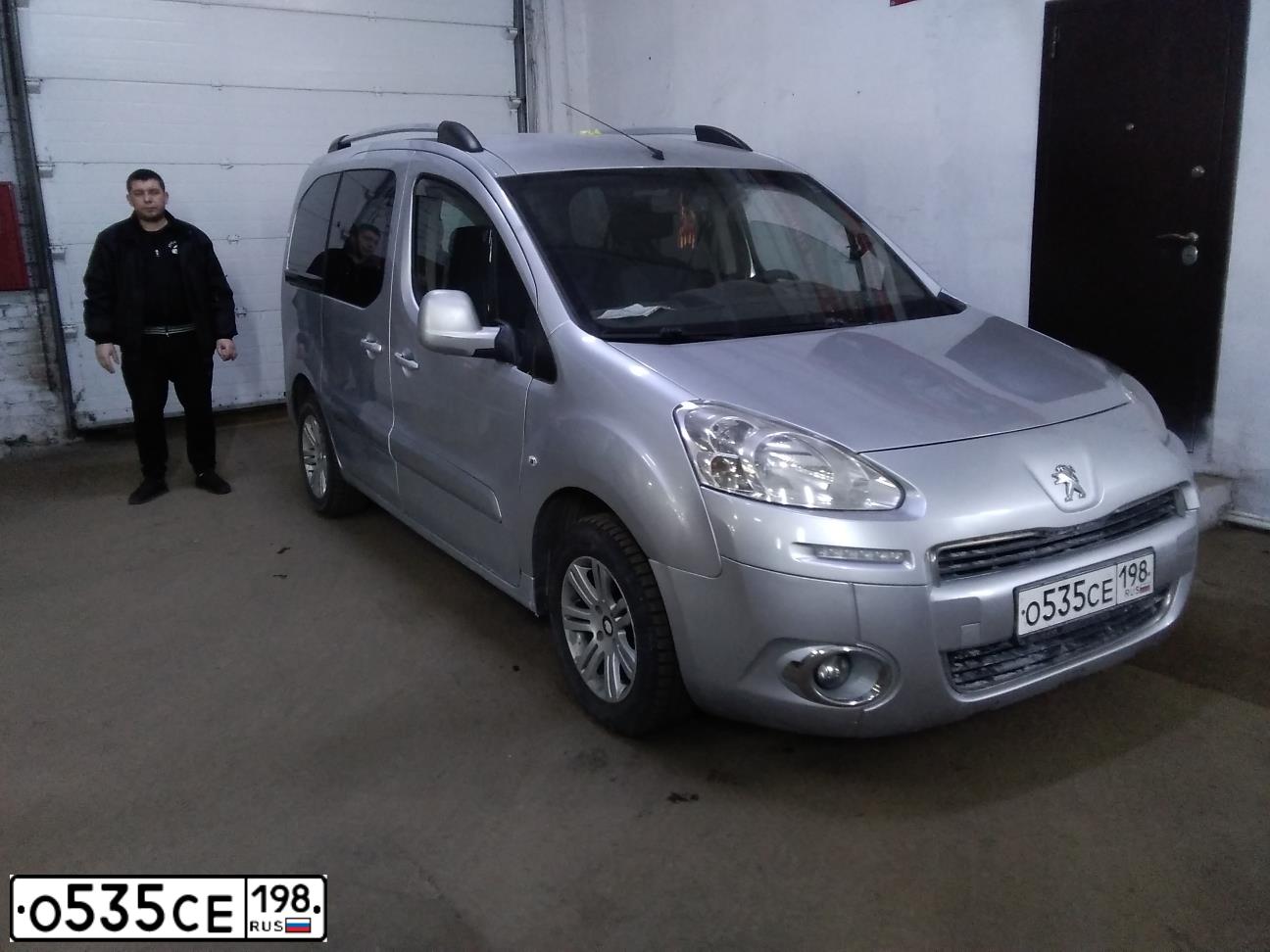 Фото автомобиля PEUGEOT PARTNER, 2014 — госномер Е495УМ790. Цвет: Серебристый