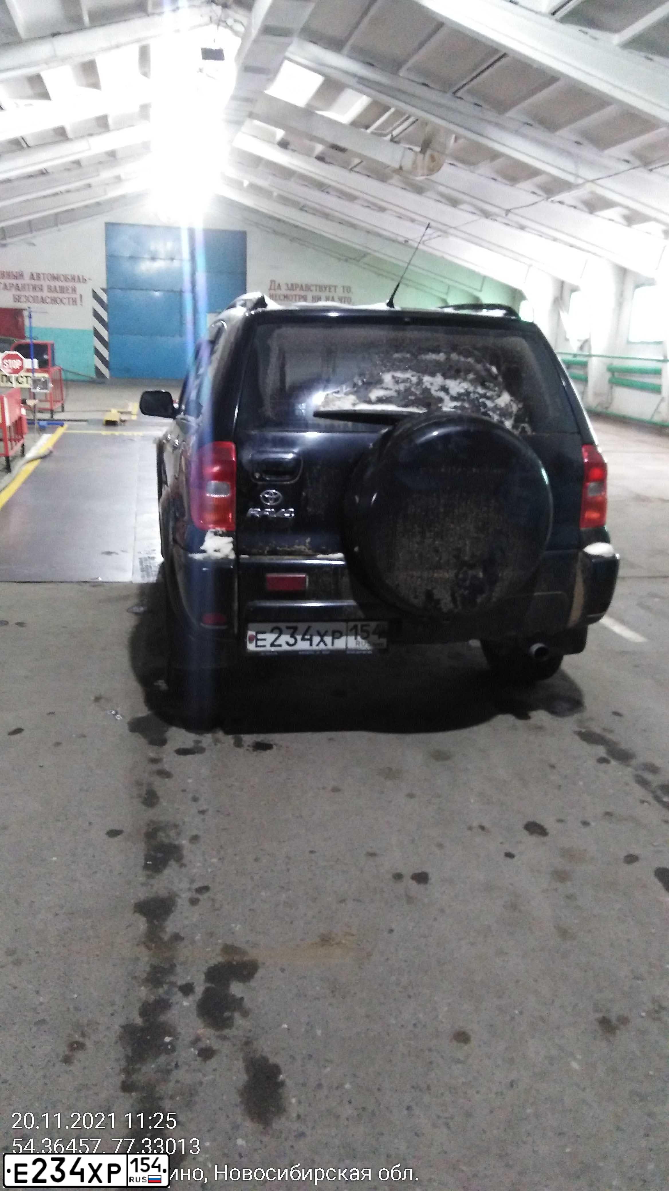 Фото автомобиля TOYOTA RAV4, 2001 — госномер Е234ХР154. Цвет: ЧЕРНЫЙ
