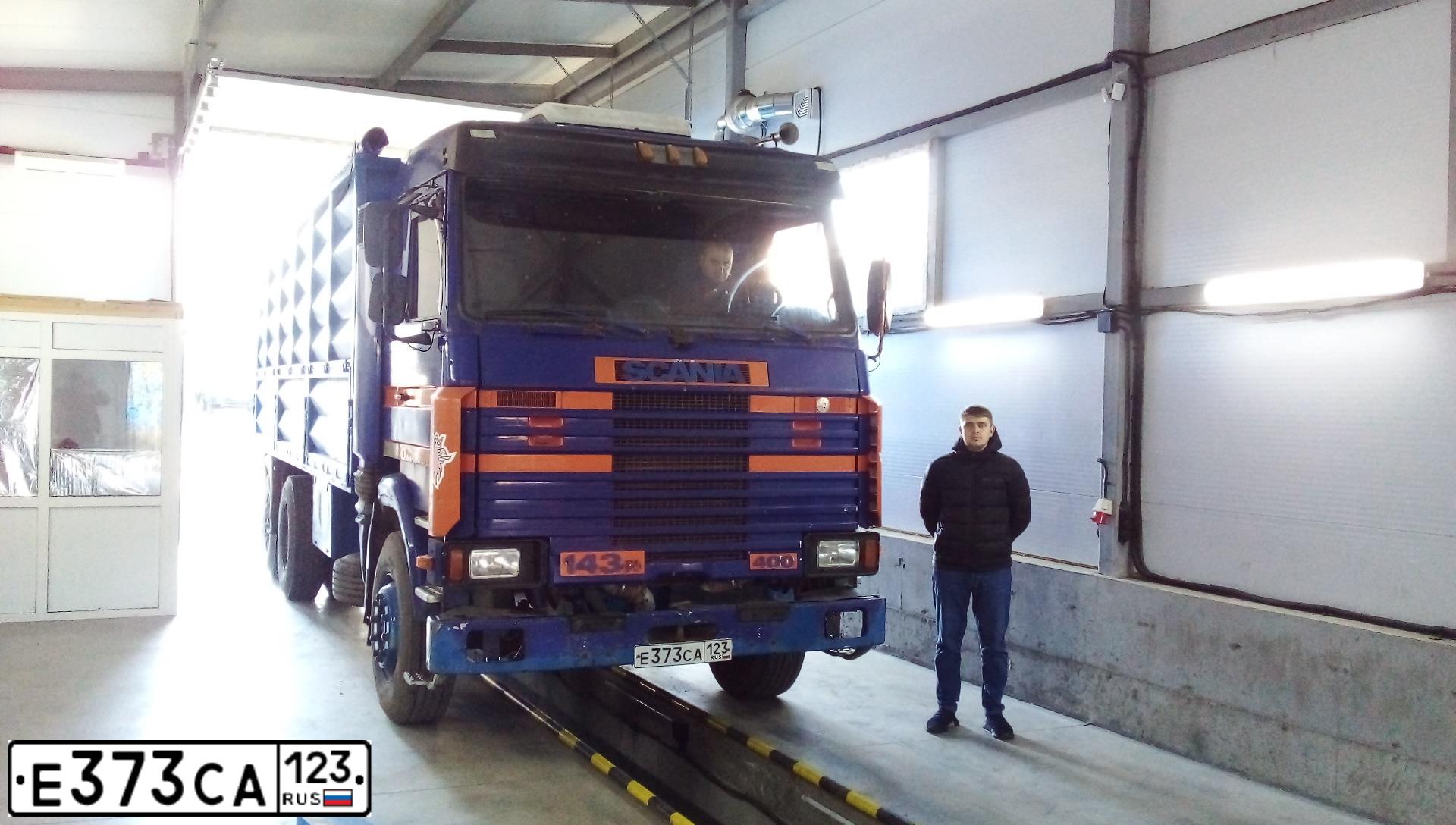 Фото автомобиля SCANIA R, 1990 — госномер У293НЕ761. Цвет: синий