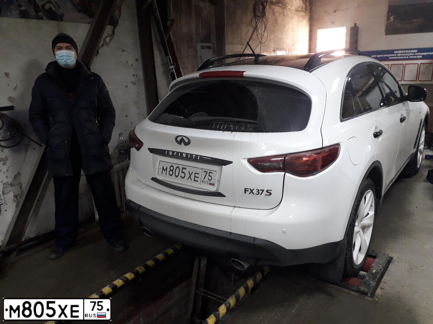 Фото автомобиля INFINITI QX70 /FX/, 2010 — госномер Е909КВ763. Цвет: Белый