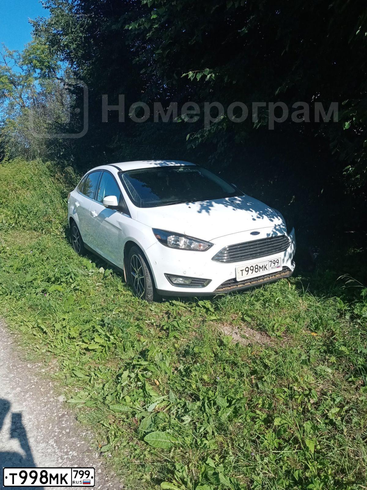 Фото автомобиля FORD FOCUS, 2018 — госномер Т998МК799. Цвет: БЕЛЫЙ