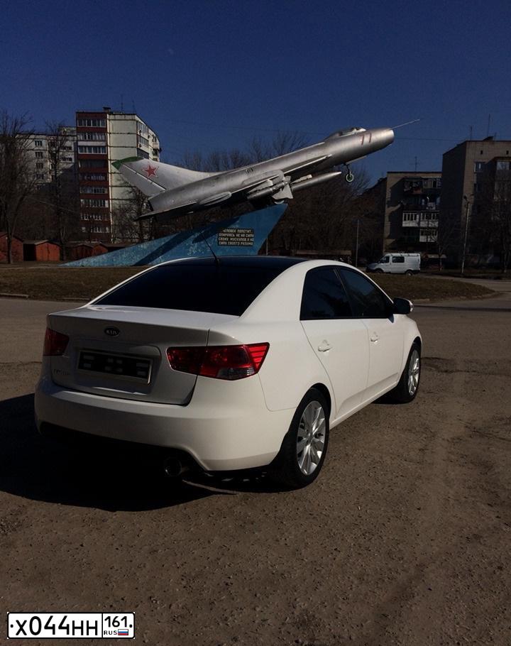 Фото автомобиля KIA CERATO, 2010 — госномер Х044НН161. Цвет: Белый