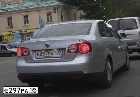 Фото автомобиля VOLKSWAGEN JETTA, 2008 — госномер Е297РА199. Цвет: СЕРЕБРИСТЫЙ