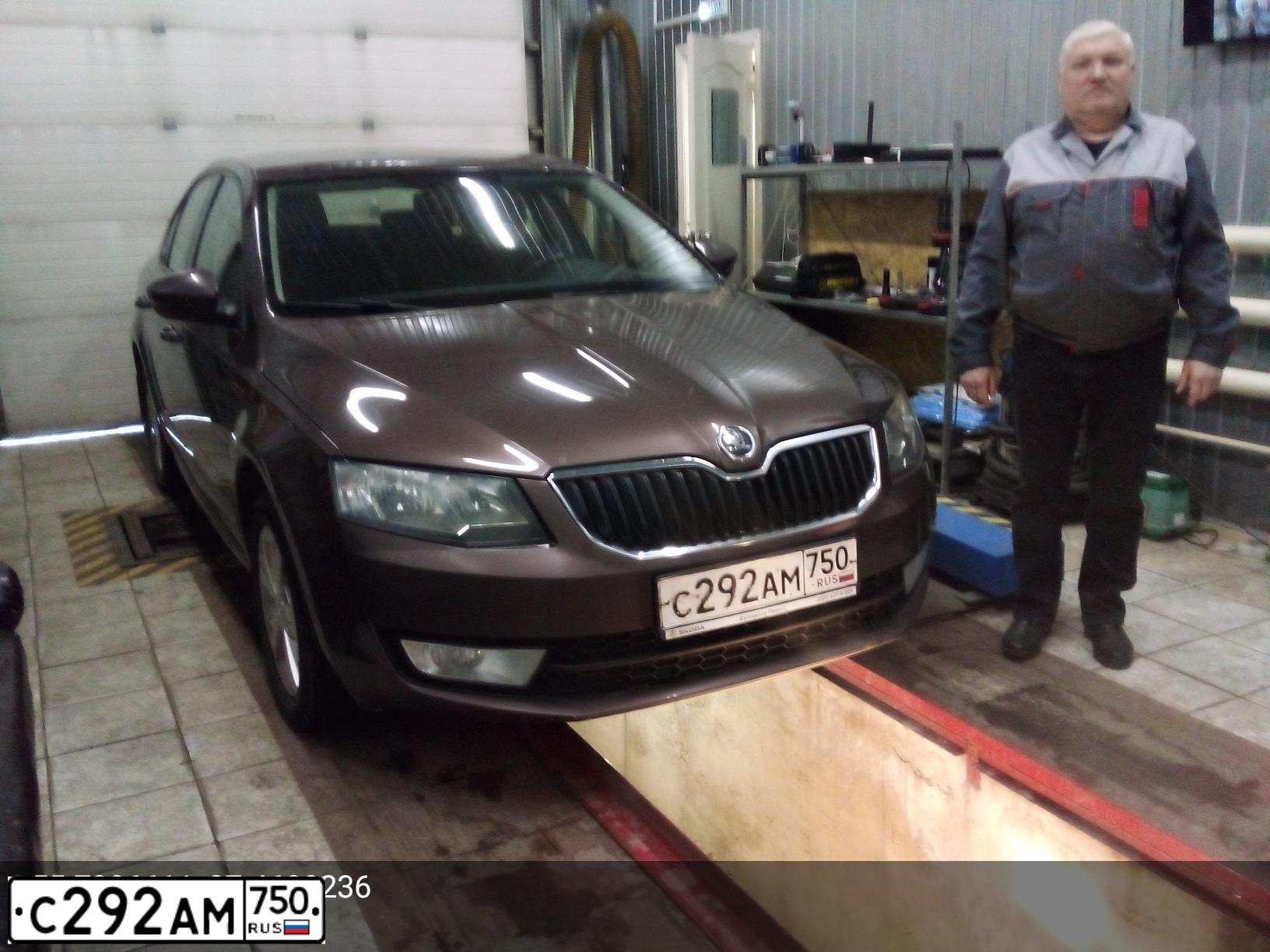 Фото автомобиля SKODA OCTAVIA, 2014 — госномер Т511ММ799. Цвет: Коричневый