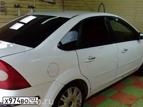 Фото автомобиля FORD FOCUS, 2007 — госномер Р905КС46. Цвет: Белый