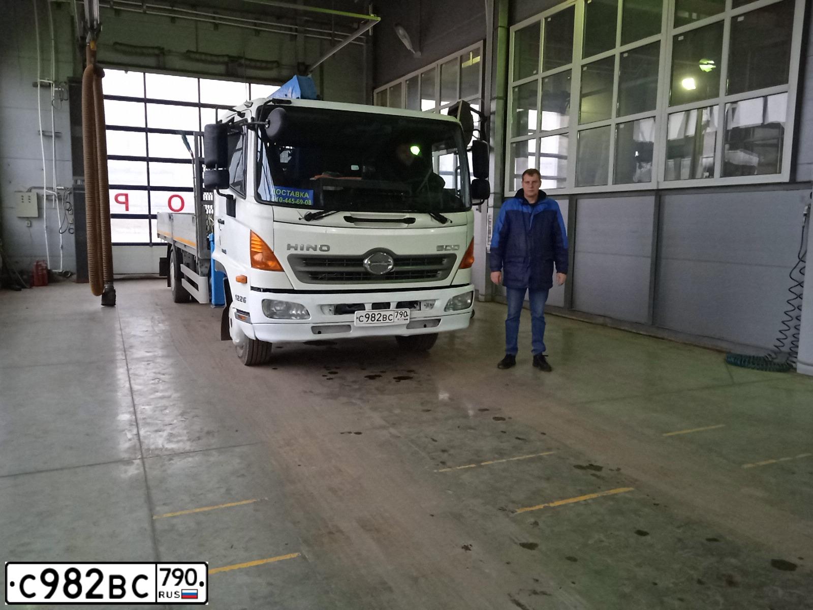 Фото автомобиля HINO 500-SERIE, 2013 — госномер А589АА777. Цвет: Белый