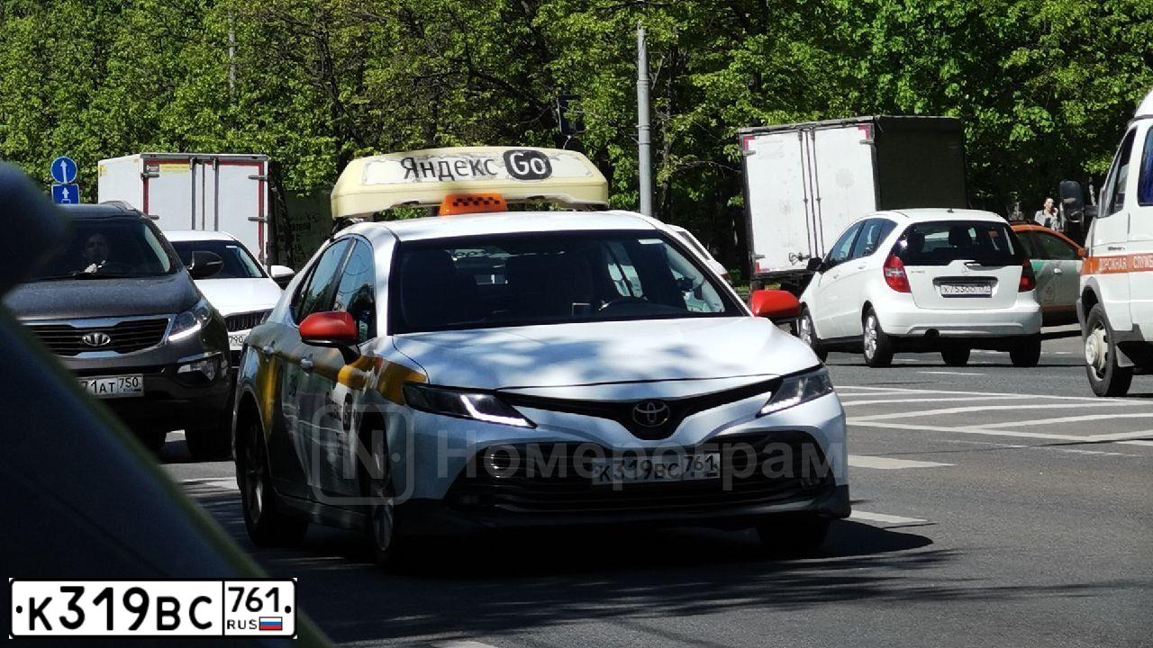 Фото автомобиля TOYOTA CAMRY, 2020 — госномер К319ВС761. Цвет: БЕЛЫЙ-ЖЕЛТЫЙ-СЕРЫЙ