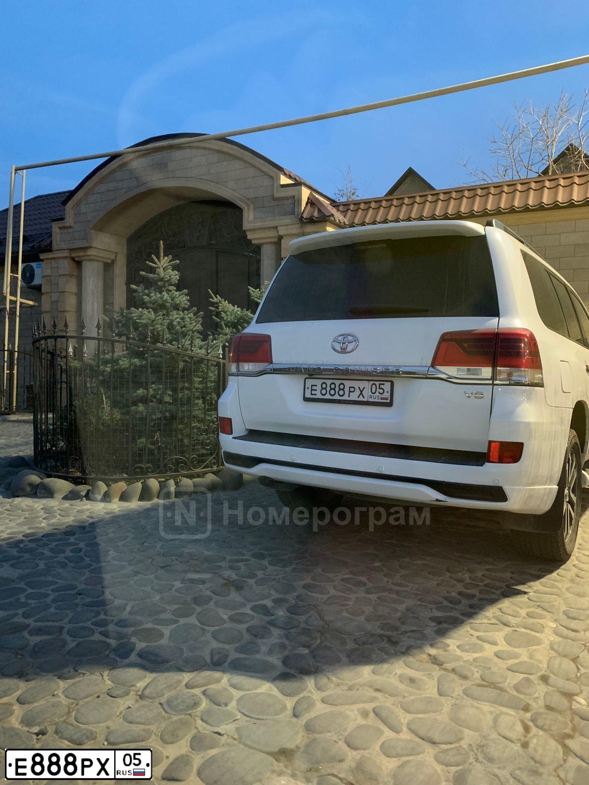 Фото автомобиля TOYOTA LANDCRUISER 200, 2010 — госномер Е888РХ05. Цвет: БЕЛЫЙ