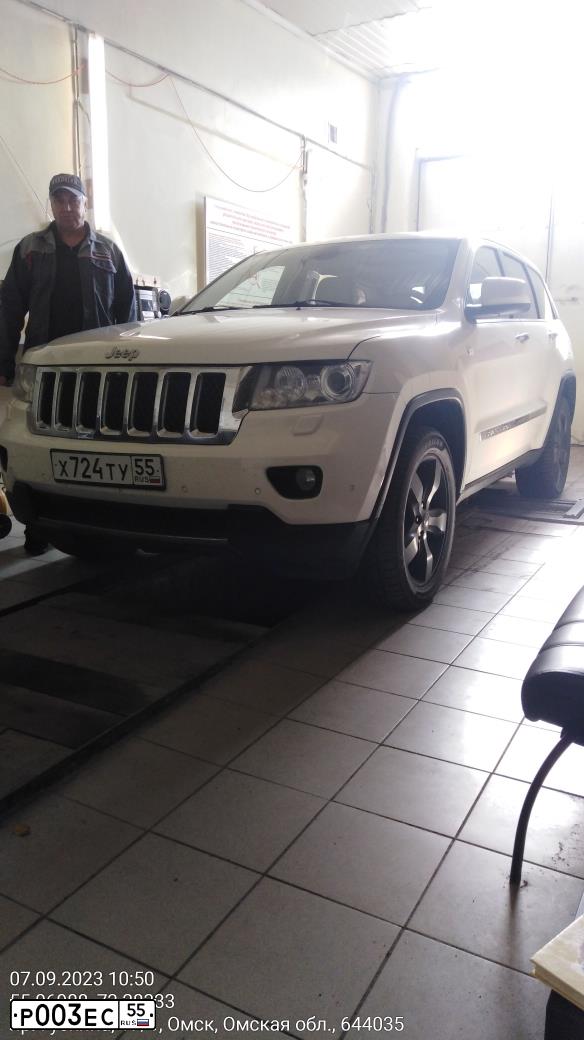 Фото автомобиля JEEP GRAND CHEROKEE, 2012 — госномер М625ЕУ774