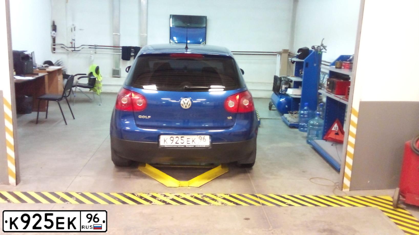 Фото автомобиля VOLKSWAGEN GOLF, 2005 — госномер К925ЕК96. Цвет: синий
