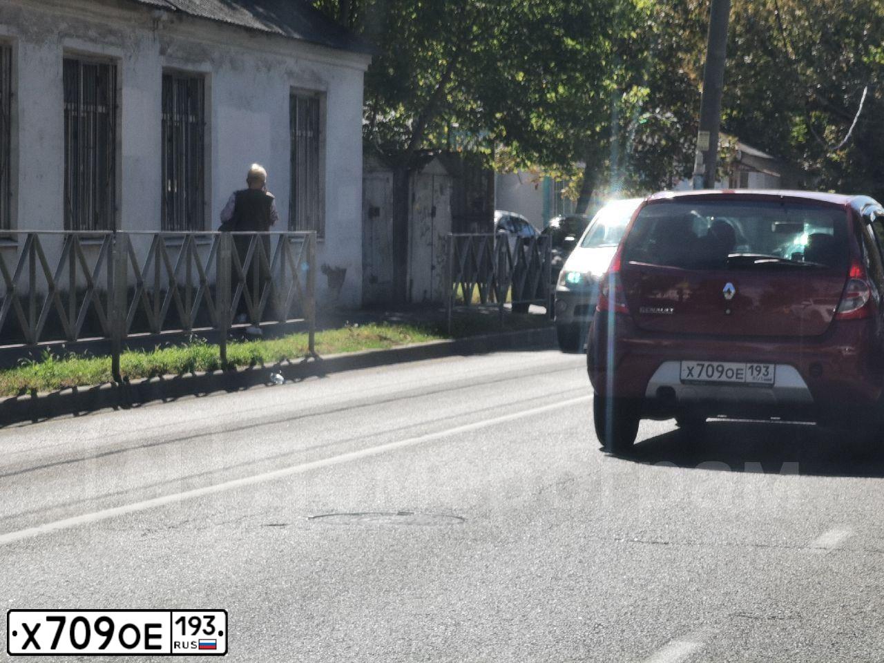 Фото автомобиля RENAULT SANDERO, 2011 — госномер К328ТЕ186. Цвет: КРАСНЫЙ