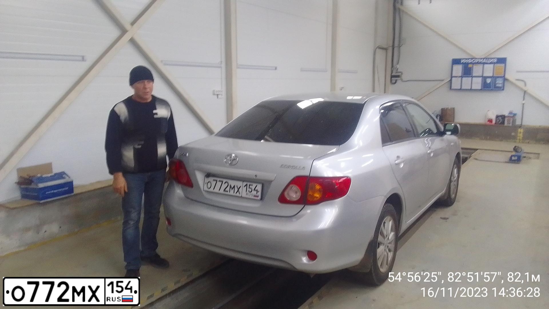 Фото автомобиля TOYOTA COROLLA, 2008 — госномер О128ТН42. Цвет: Серебристый