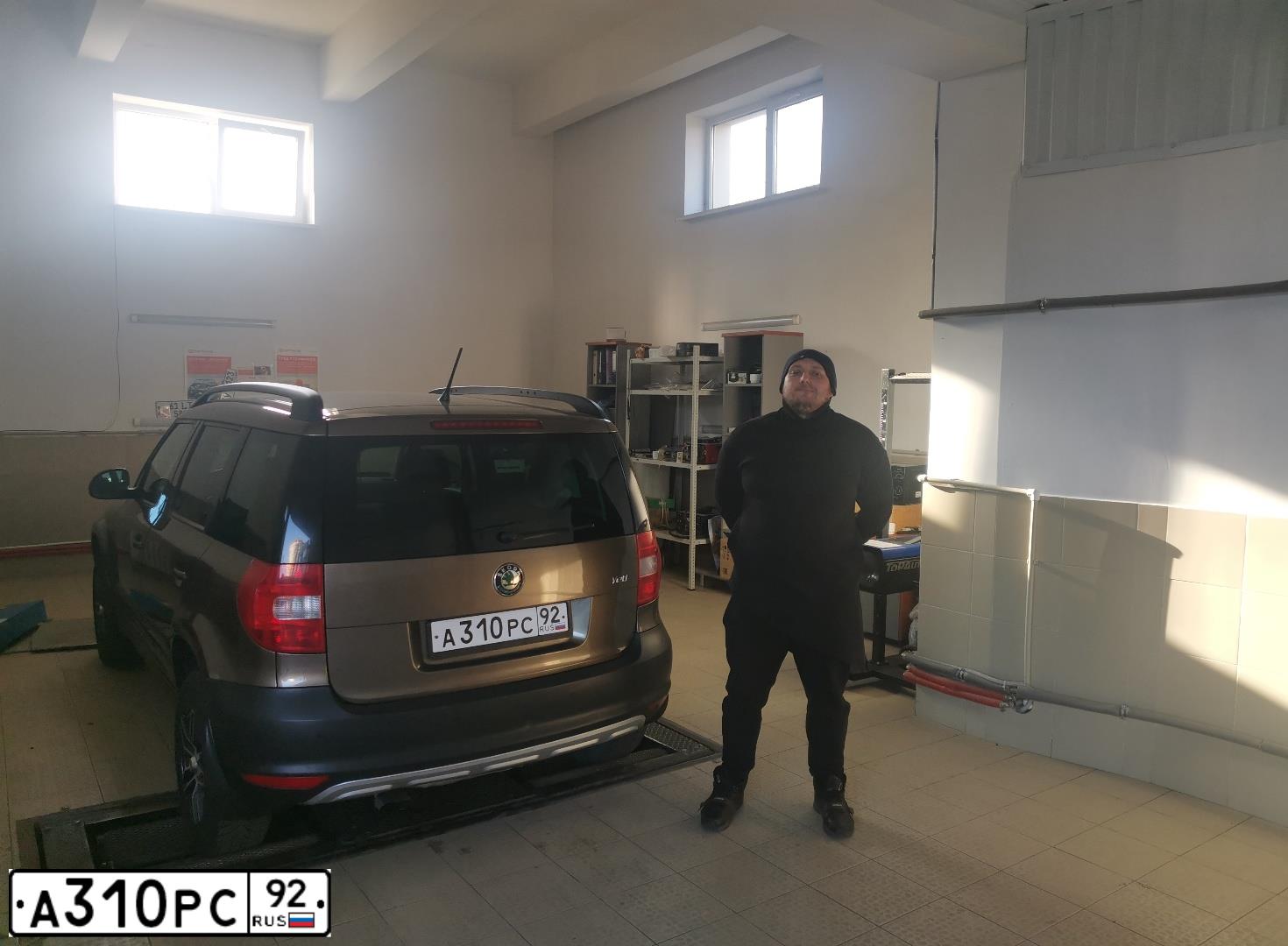 Фото автомобиля SKODA YETI, 2012 — госномер Е717ВР181. Цвет: Коричневый