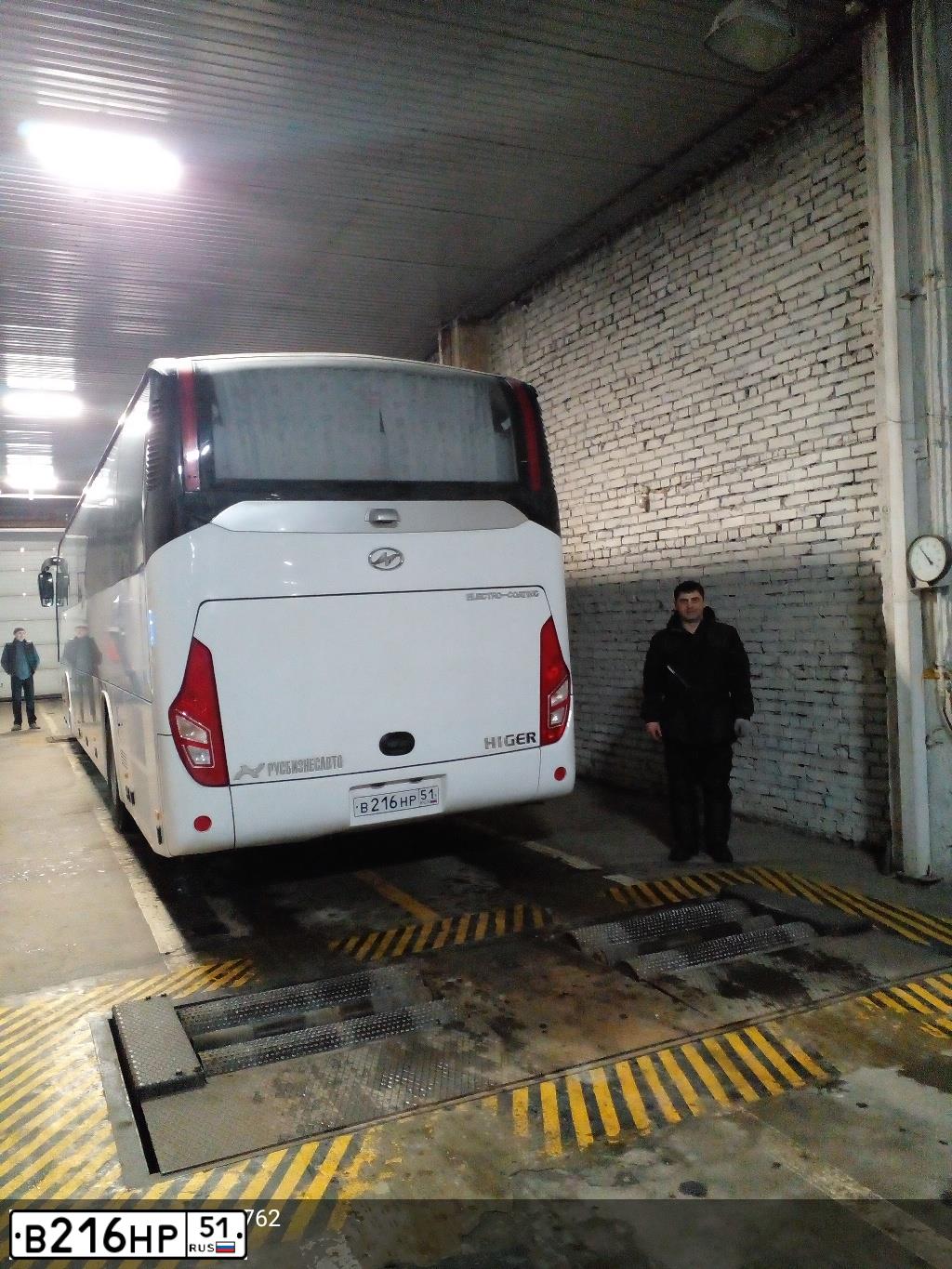 Фото автомобиля ИЖ HIGER KLQ6119TQ КLQ6119ТQ, 2023 — госномер В216НР51. Цвет: Белый