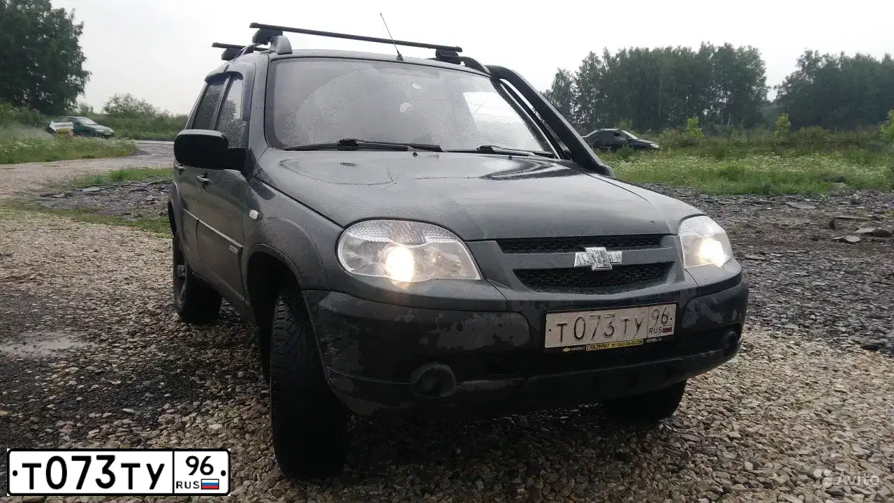 Фото автомобиля CHEVROLET NIVA, 2011 — госномер Т073ТУ96. Цвет: СЕРО-ЗЕЛЕНЫЙ