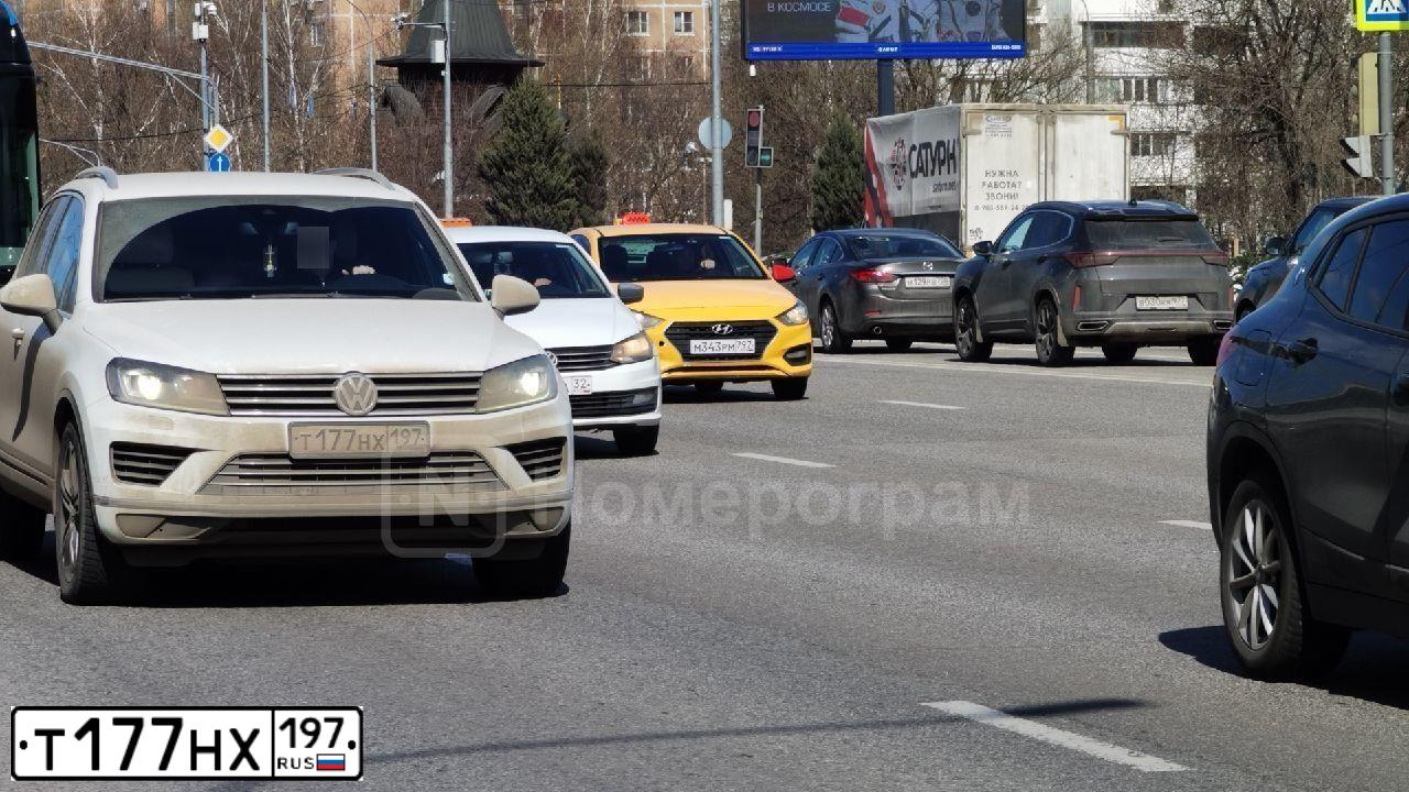 Фото автомобиля LAND ROVER RANGE ROVER, 2011 — госномер Е717КН977. Цвет: БЕЛЫЙ