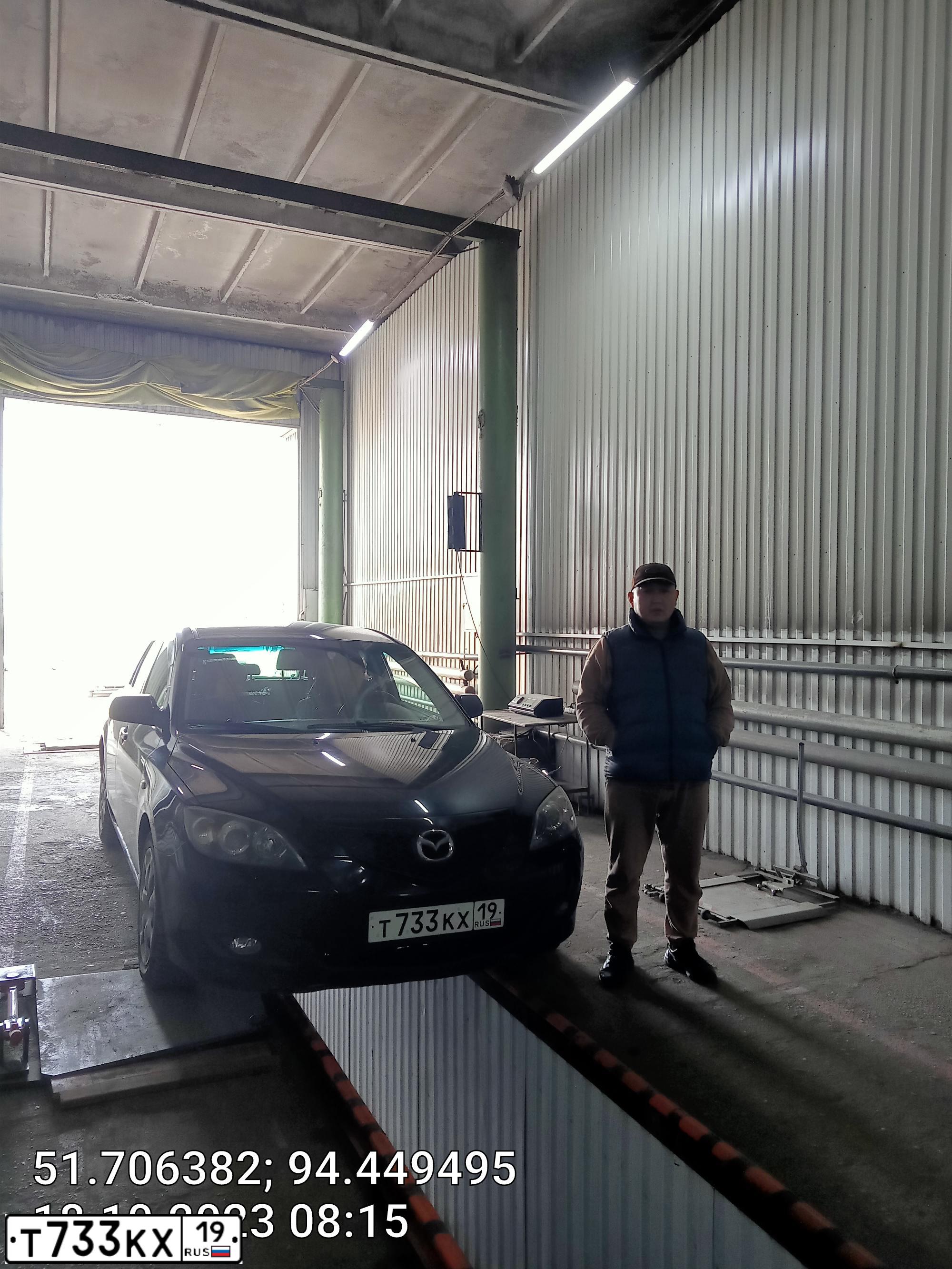 Фото автомобиля MAZDA 3, 2006 — госномер Р124ОУ124. Цвет: ЧЕРНЫЙ