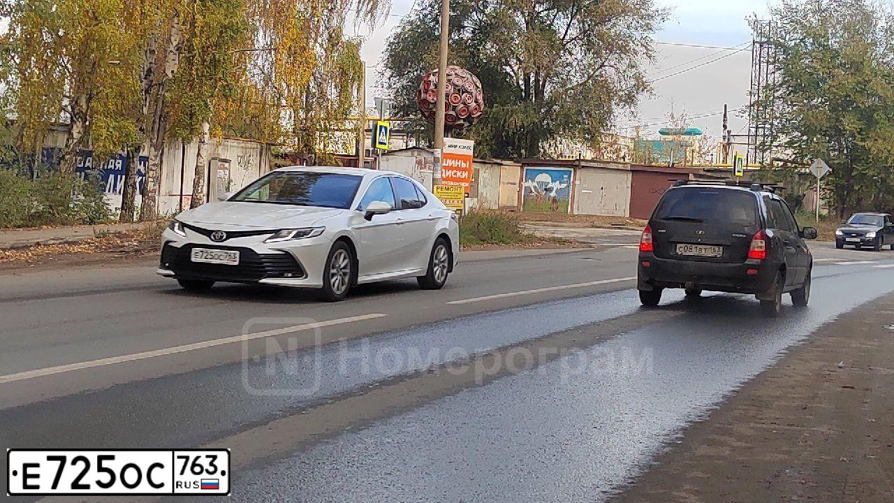 Фото автомобиля TOYOTA CAMRY, 2021 — госномер М077РР164. Цвет: Белый