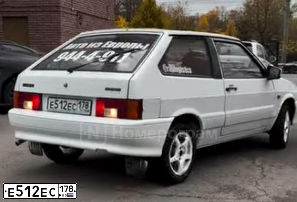 Фото автомобиля LADA 2113 SAMARA, 2011 — госномер Е512ЕС178. Цвет: Белый