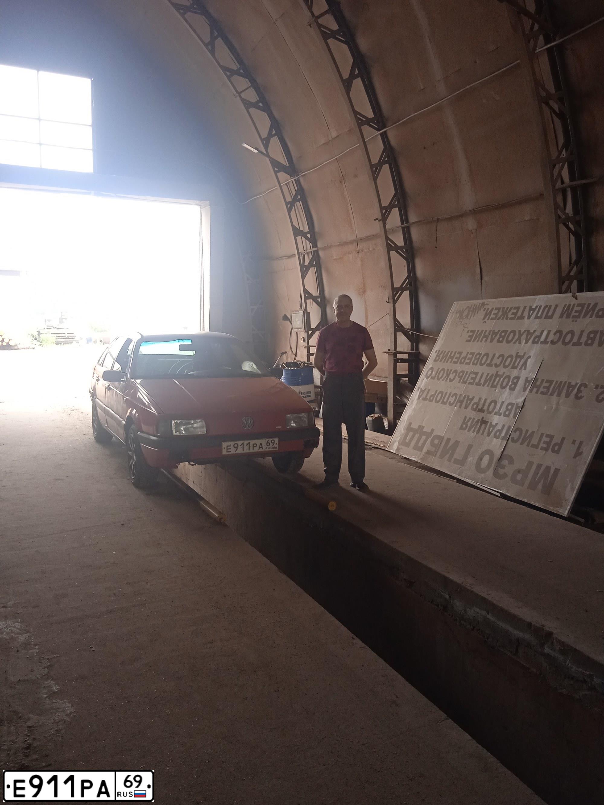 Фото автомобиля VOLKSWAGEN PASSAT, 1989 — госномер Е911РА69. Цвет: Красный