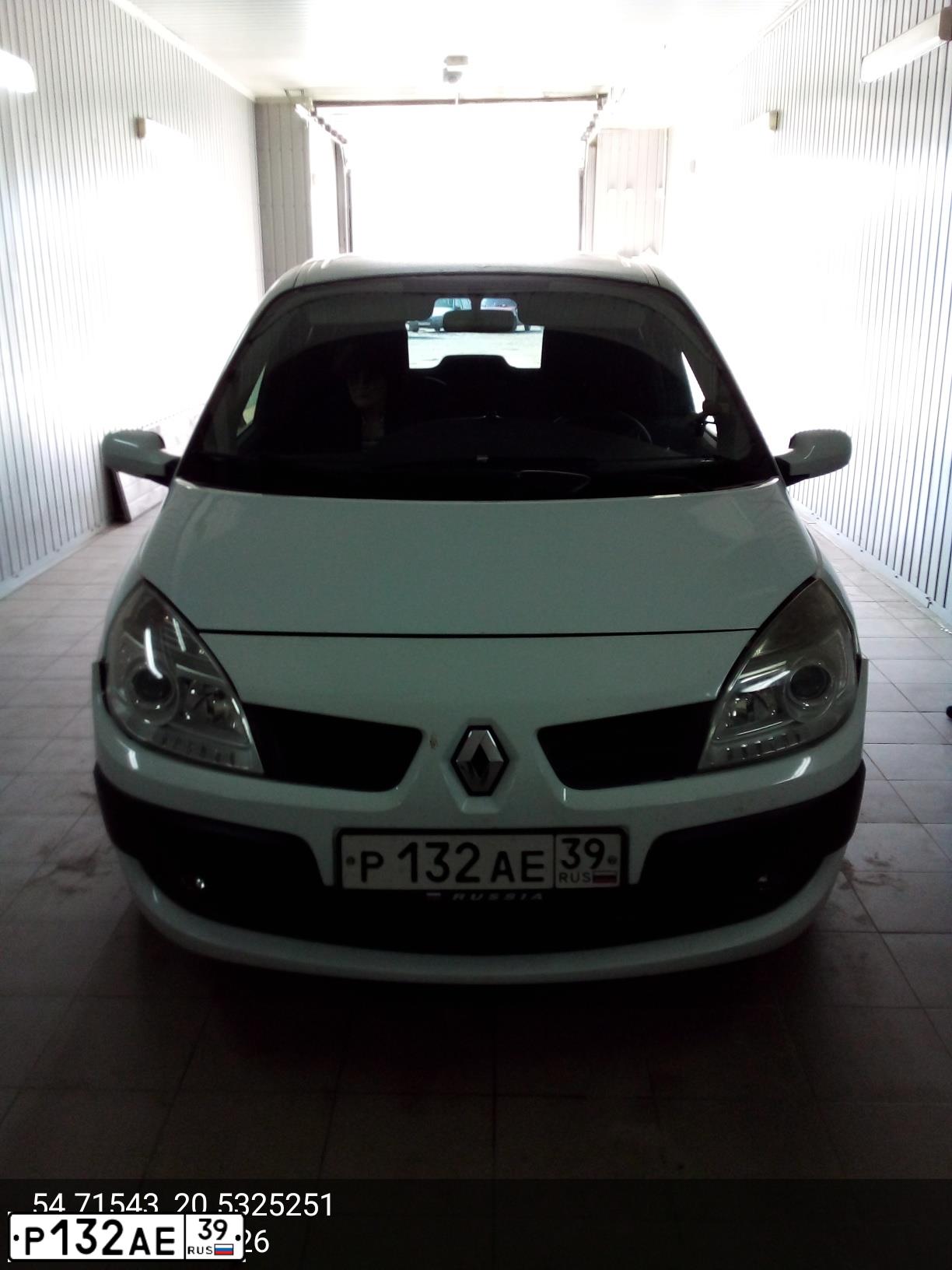 Фото автомобиля RENAULT MEGANE /GRAND/ SCENIC, 2008 — госномер Р132АЕ39. Цвет: Белый