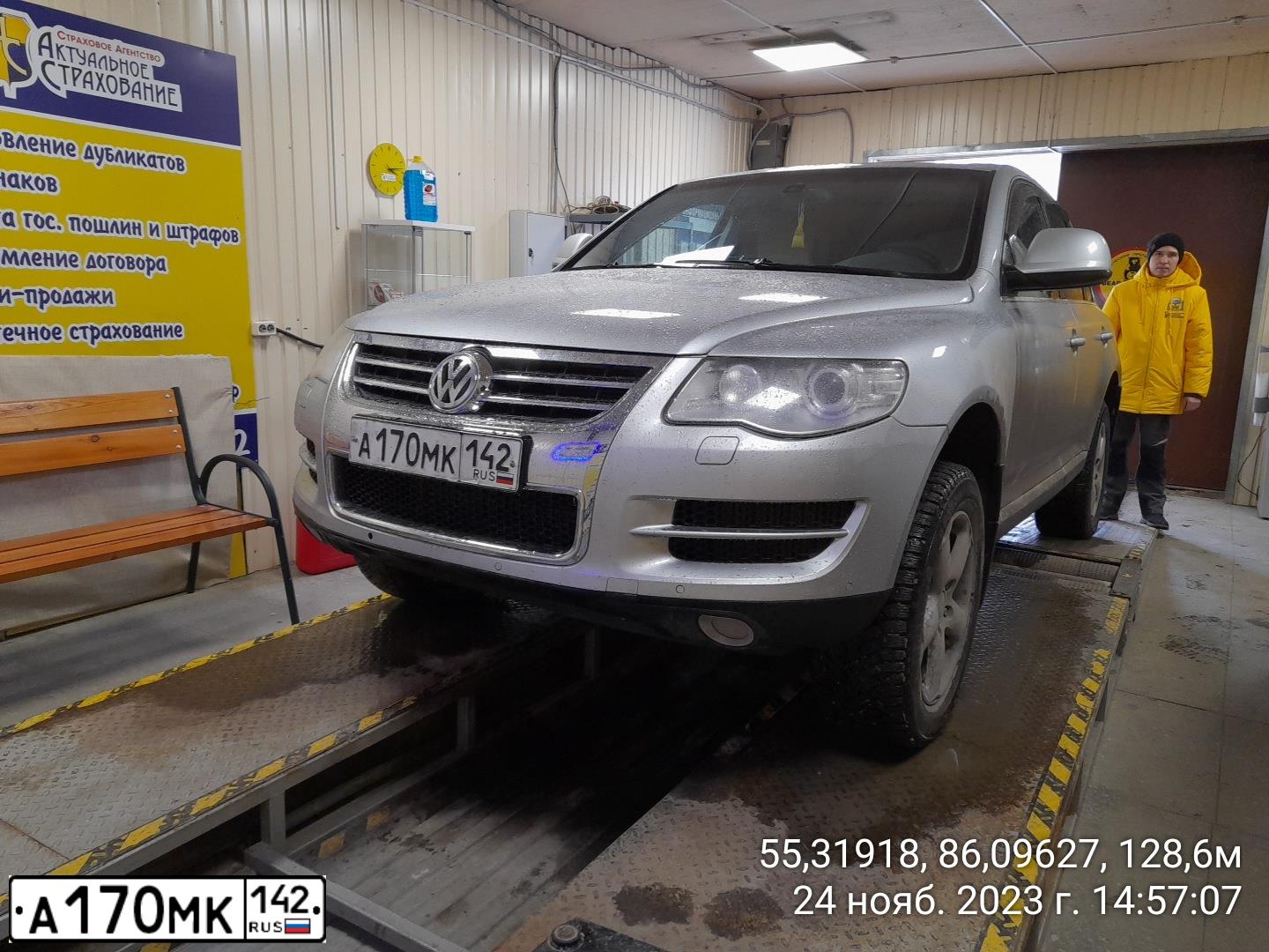 Фото автомобиля VOLKSWAGEN TOUAREG, 2008 — госномер Т005УР154. Цвет: СЕРЕБРИСТЫЙ