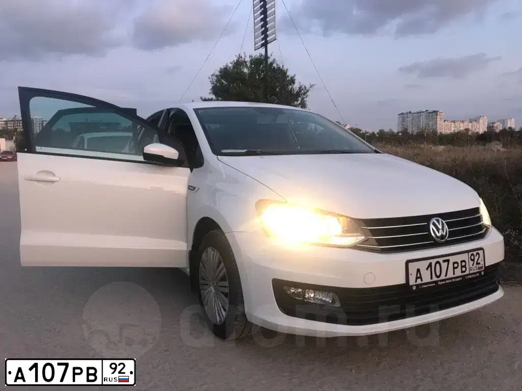 Фото автомобиля ФОЛЬКСВАГЕН ПОЛО, 2018 — госномер Е515ОЕ126. Цвет: БЕЛЫЙ