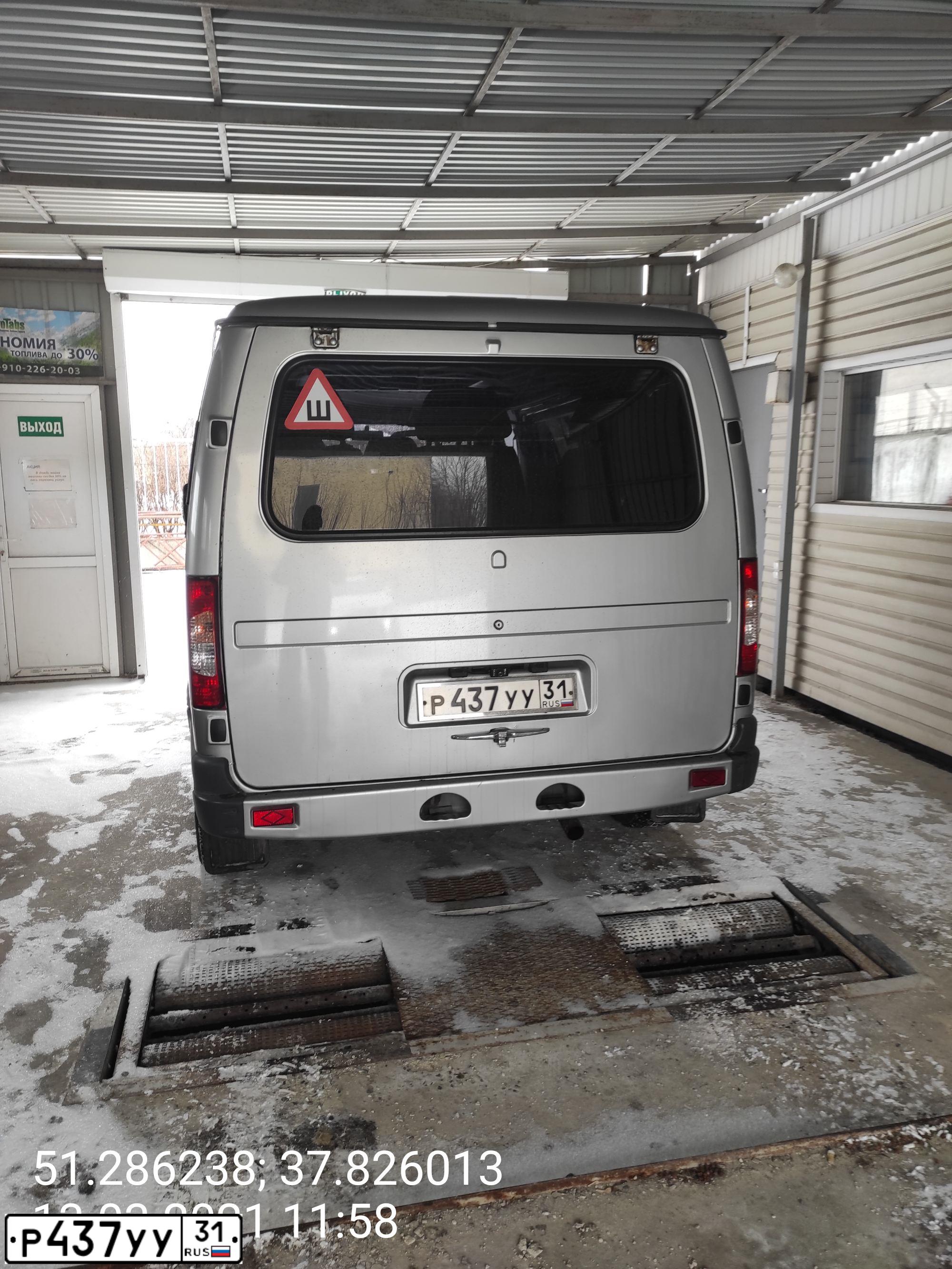 Фото автомобиля GAZ 2217 SOBOL, 2012 — госномер Р437УУ31. Цвет: Серебристый