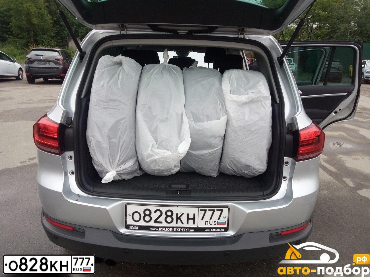 Фото автомобиля VOLKSWAGEN TIGUAN, 2014 — госномер О828КН777. Цвет: Серебристый