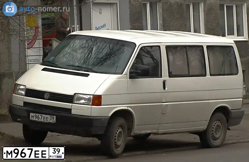 Фото автомобиля VOLKSWAGEN TRANSPORTER, 1994 — госномер М967ЕЕ39. Цвет: Белый