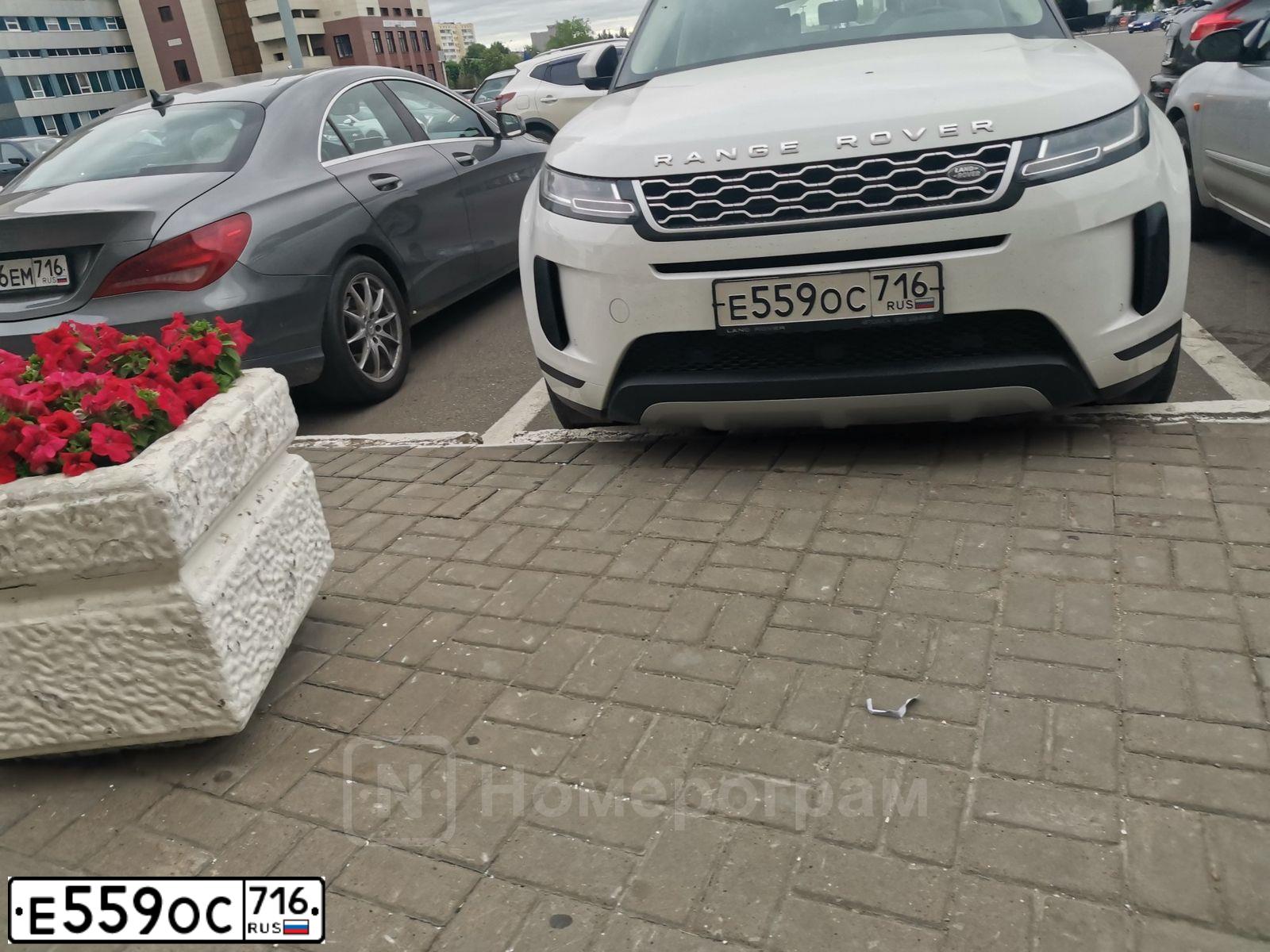 Фото автомобиля LANDROVER RANGE ROVER EVOQUE, 2020 — госномер Е559ОС716. Цвет: Белый
