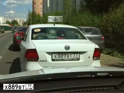 Фото автомобиля VOLKSWAGEN POLO, 2013 — госномер Х889ВТ77. Цвет: Белый