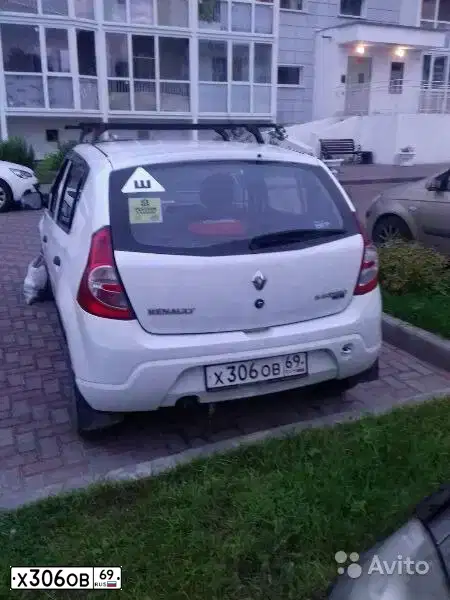Фото автомобиля RENAULT SANDERO, 2011 — госномер Х306ОВ69. Цвет: Белый