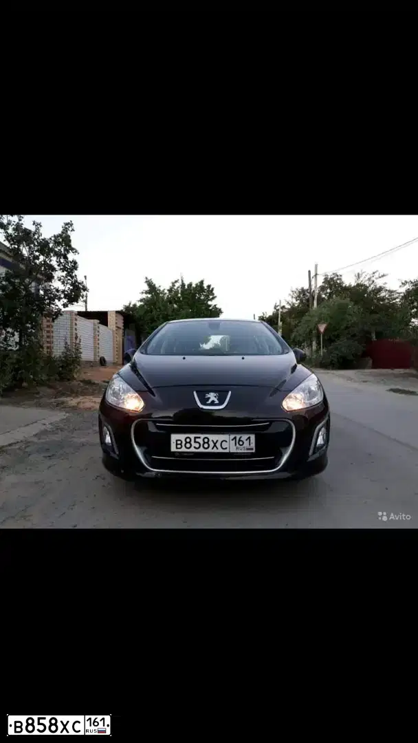Фото автомобиля PEUGEOT 308, 2011 — госномер В858ХС161. Цвет: Коричневый