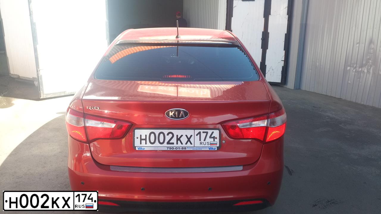 Фото автомобиля KIA RIO, 2012 — госномер Н002КХ174. Цвет: КРАСНЫЙ