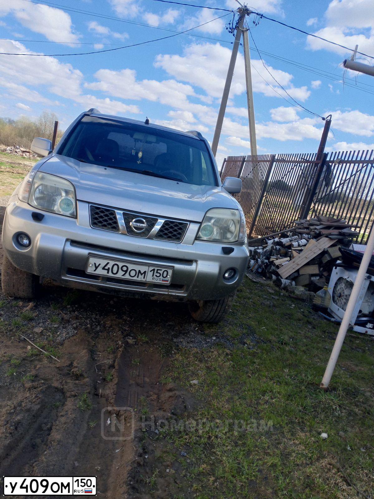 Фото автомобиля NISSAN X-TRAIL, 2004 — госномер У409ОМ150. Цвет: СЕРЫЙ СВЕТЛЫЙ