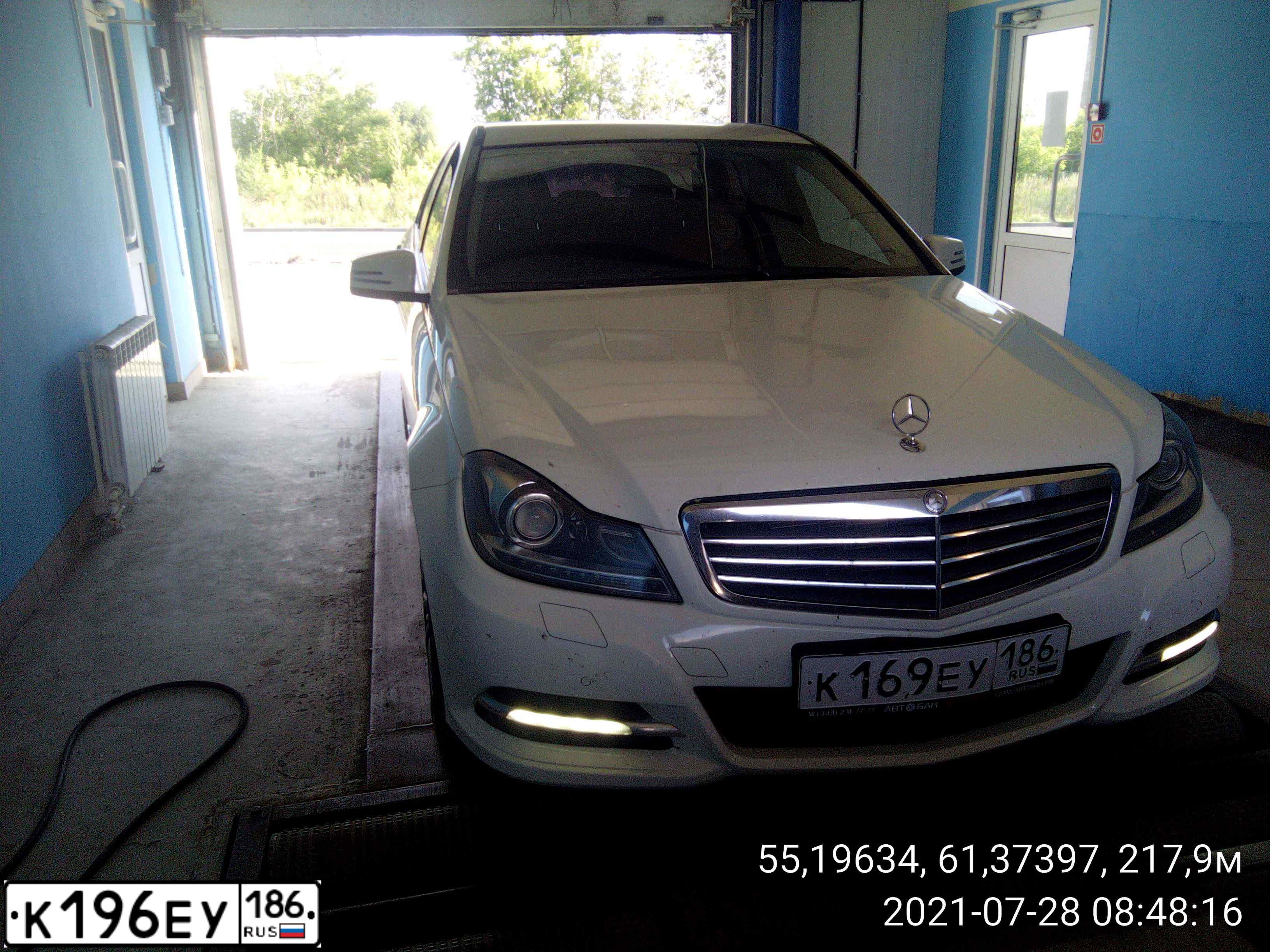 Фото автомобиля MERCEDES C-KLASSE, 2012 — госномер В202ХА750. Цвет: Белый