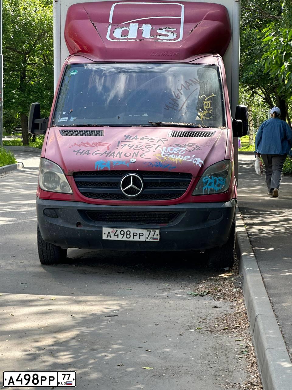 Фото автомобиля MERCEDES SPRINTER, 2009 — госномер А498РР77. Цвет: КРАСНЫЙ