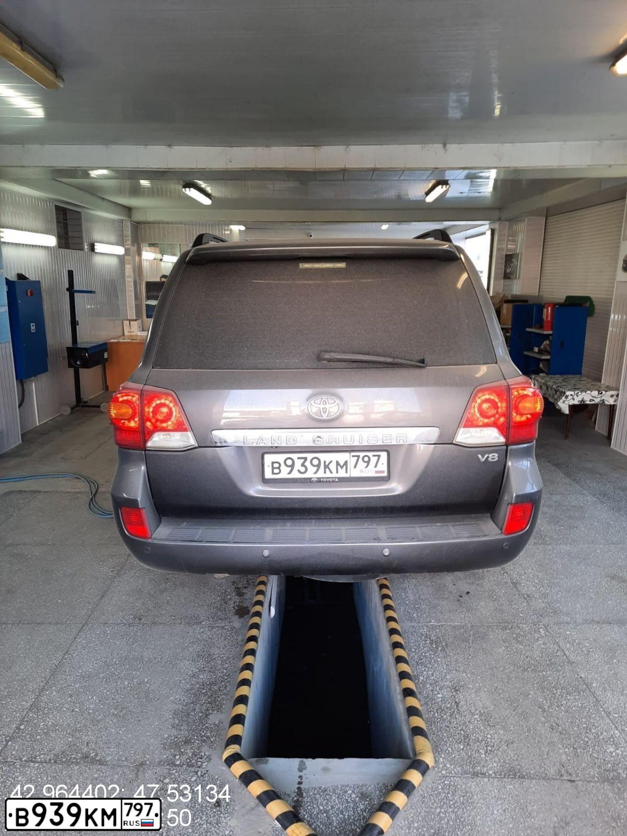 Фото автомобиля TOYOTA LANDCRUISER 200, 2007 — госномер Т278ЕС05. Цвет: Серый