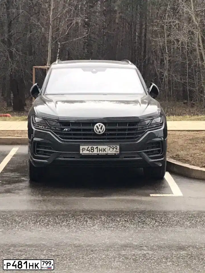 Фото автомобиля VOLKSWAGEN TOUAREG, 2019 — госномер Р481НК799. Цвет: ЧЕРНЫЙ