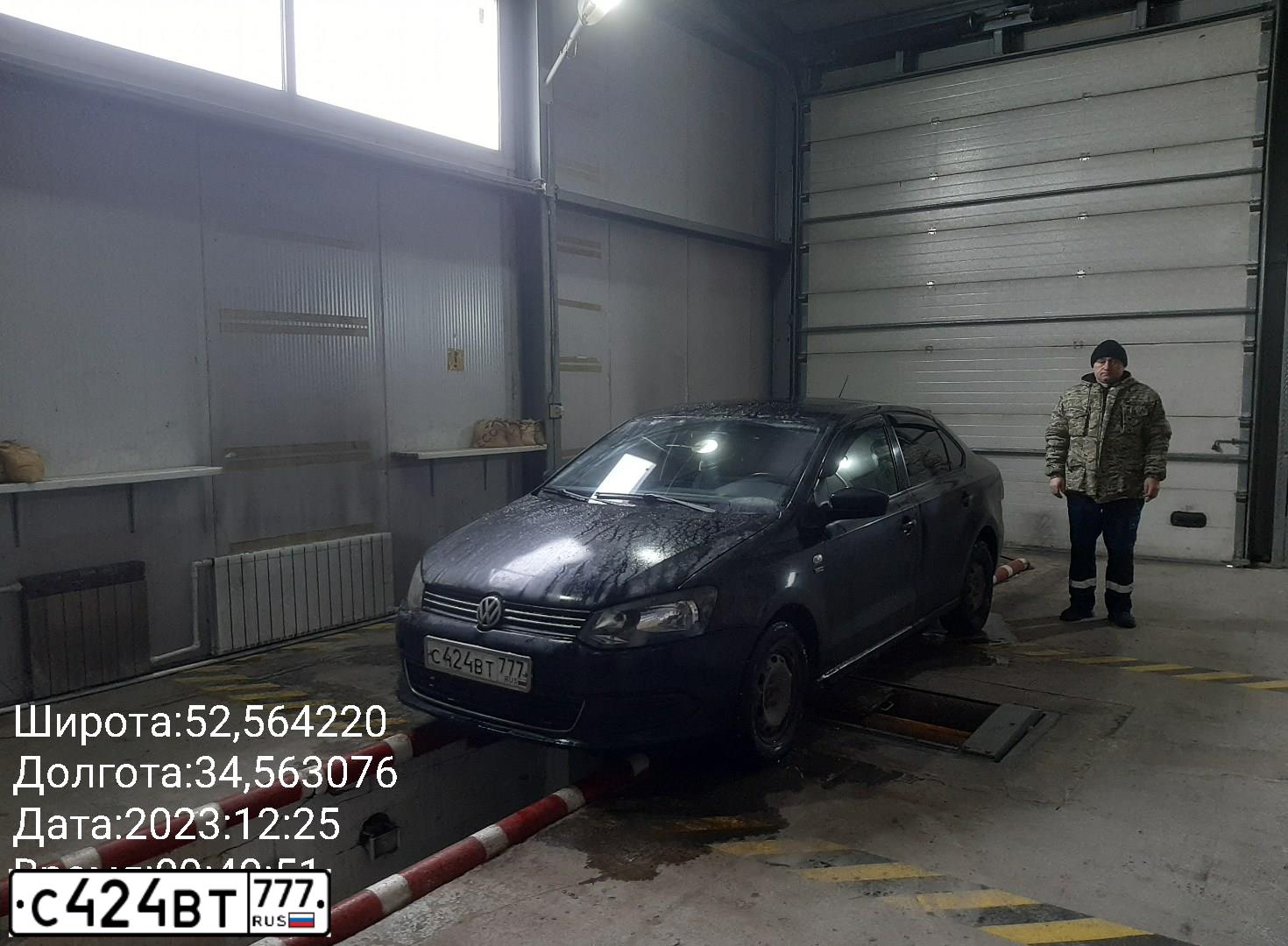 Фото автомобиля VOLKSWAGEN POLO, 2013 — госномер С424ВТ777. Цвет: ЧЕРНЫЙ