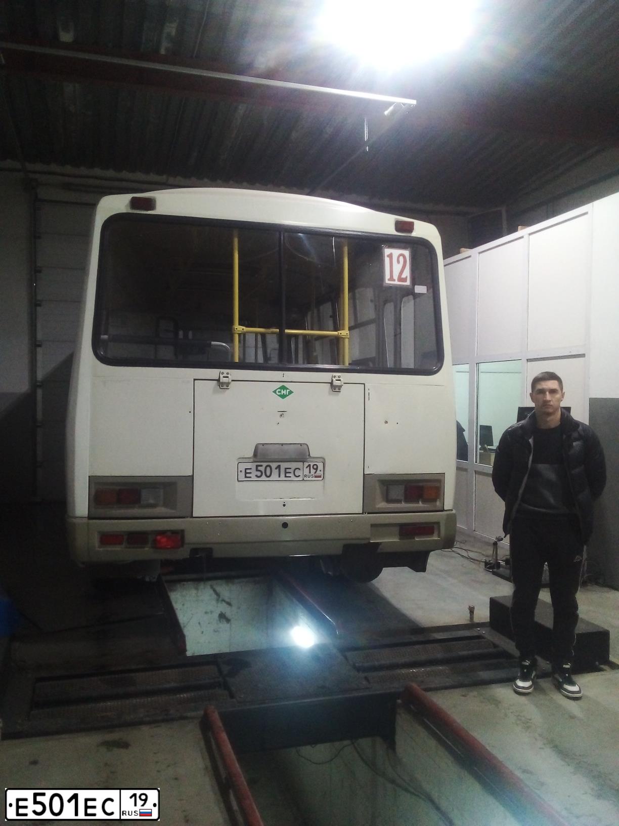 Фото автомобиля PAZ 3205, 2011 — госномер Е501ЕС19. Цвет: БЕЛЫЙ