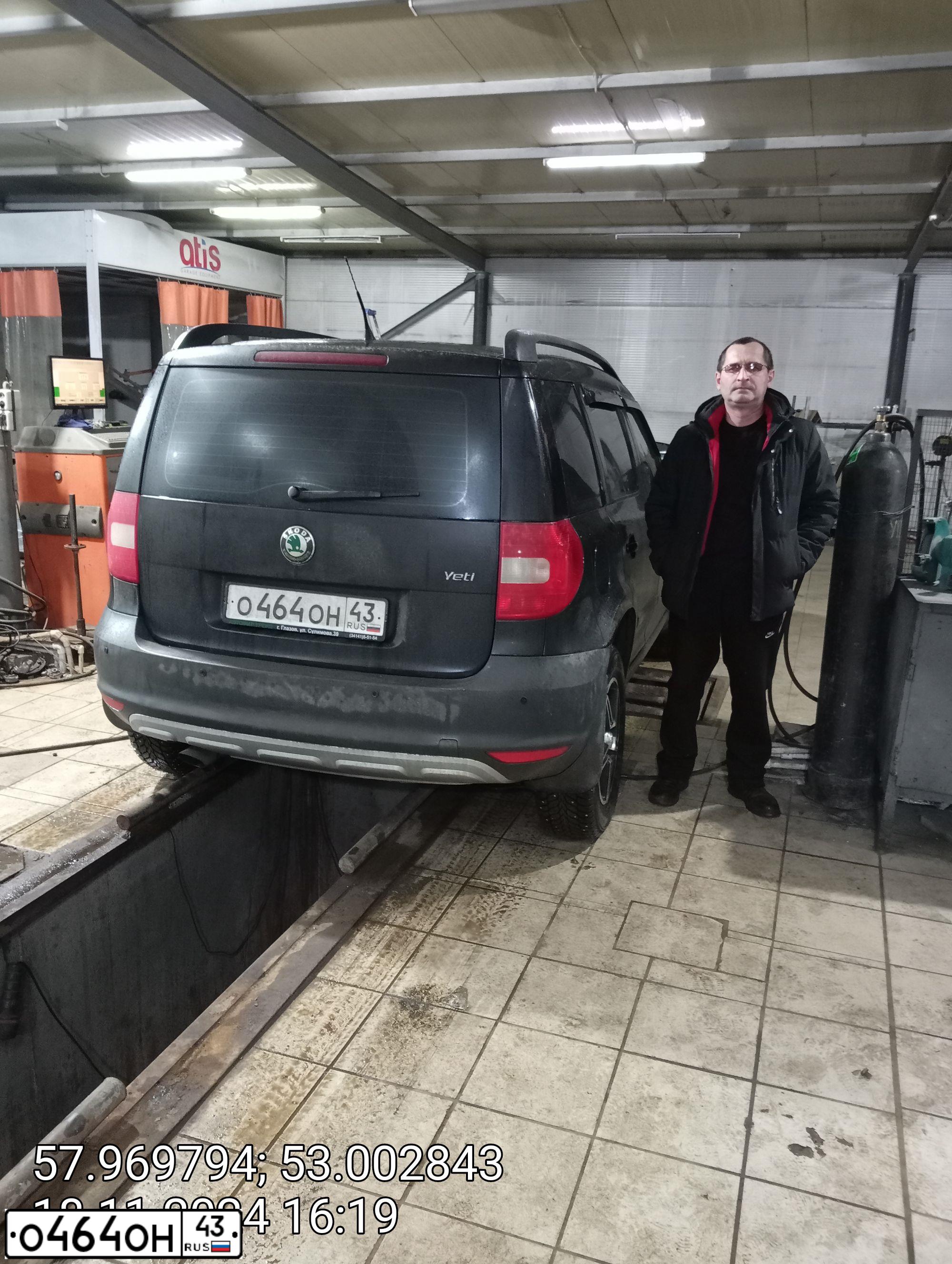 Фото автомобиля SKODA YETI, 2010 — госномер О464ОН43. Цвет: ЧЕРНЫЙ