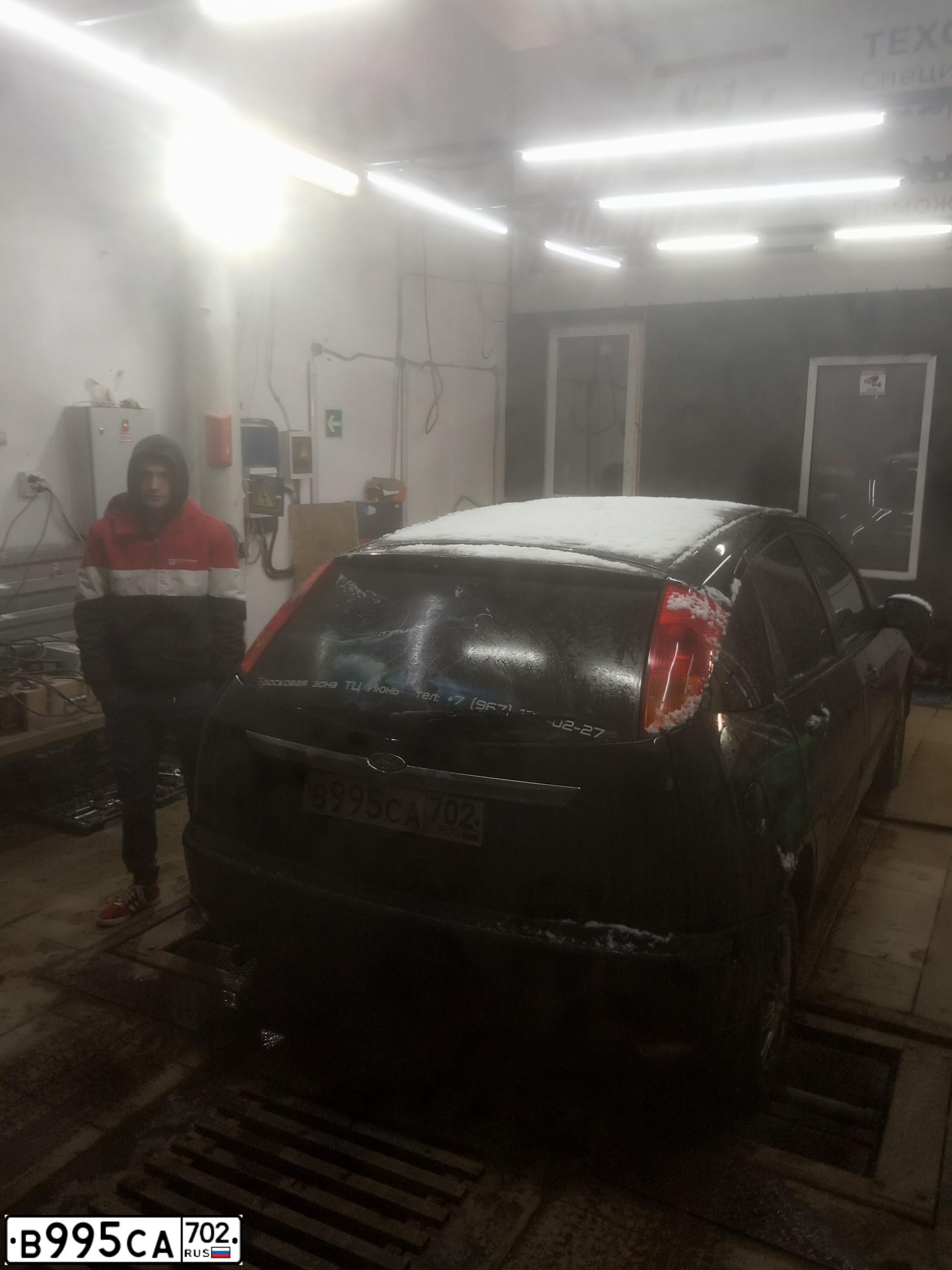 Фото автомобиля FORD FOCUS, 2003 — госномер Е164УН33. Цвет: ЧЕРНЫЙ
